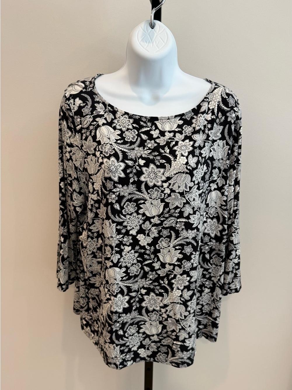 J Jill Black & White Floral Scoop Neck Women's Top